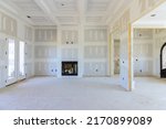 To prepare the walls of a newly constructed house to be painted, finishing putty is applied to the walls of an empty apartment